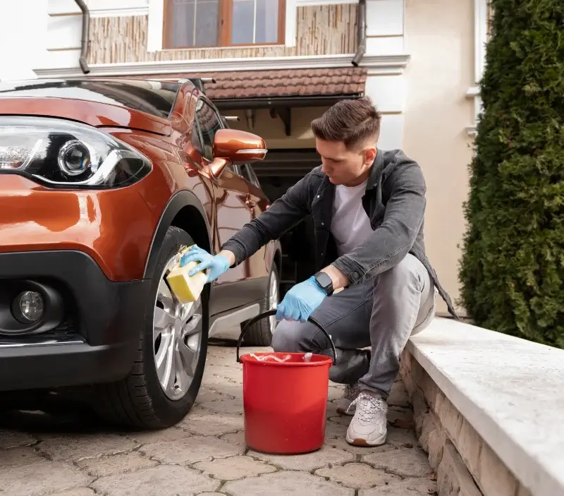 Lavage auto à domicile Saint-Aubin-sur-Yonne : professionnel intervenant sur un véhicule